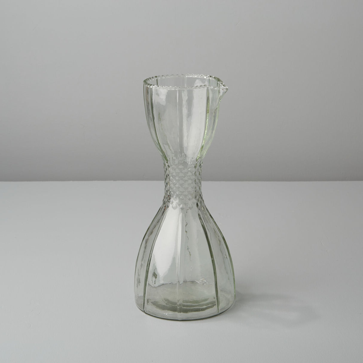 Carafe sablier en verre au bord ondulé BEH