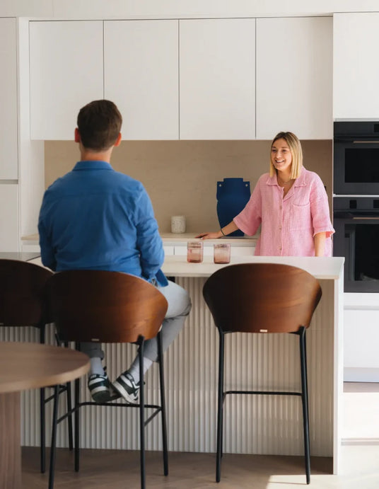 Accompagnement personnalisé par un cuisiniste pour la conception d’une cuisine sur mesure Made in France, avec échange de plans, choix des matériaux et conseils adaptés aux besoins du client.