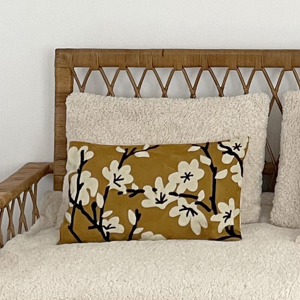 Coussin brodé fleurs ou oiseau OPJ