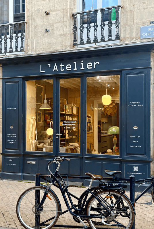 Accompagnement personnalisé par un cuisiniste basé rue Notre-Dame, dans le quartier des Chartrons à Bordeaux pour la conception de cuisines sur mesure Made in France, avec conseils en showroom et suivi de projet local.