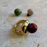 Bague dorée boule céramique SEN